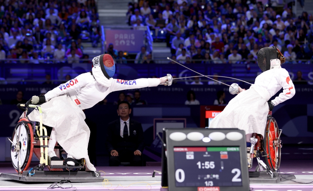 Kwon Hyo Kyeong on Sept. 6 at the Grand Palais in Paris wages a fierce battle against China's Chen Yuandong in the final of the women's individual epee (A) of wheelchair fencing at the Paris Summer Paralympics.