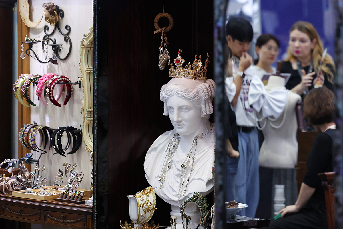 Visitors to the Seoul International Jewelry & Accessory Show on Sept. 20 browse the displays at COEX Mall in Seoul's Gangnam-gu District. To advance and globalize the domestic jewelry and accessory sectors, the exhibition through Sept. 22 has 300 booths run by 150 domestic and 10 foreign companies from eight countries.