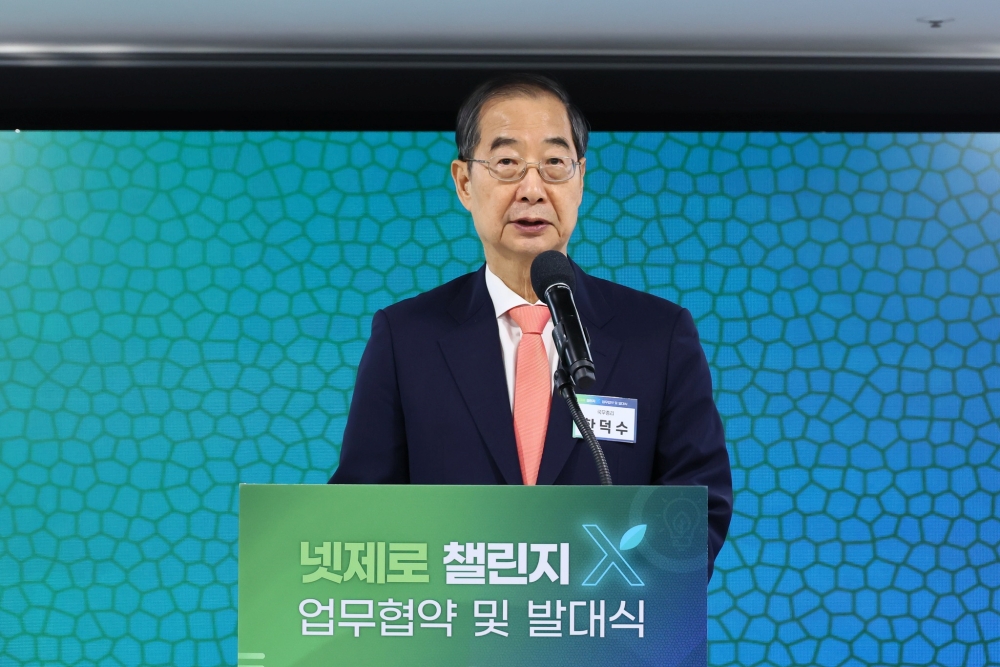 Prime Minister Han Duck-soo on Sept. 24 gives a speech at the business agreement and launching ceremony for the Net Zero Challenge X, held at Front One in Seoul's Mapo-gu District. (Prime Minister's Secretariat in Office for Government Policy Coordination)
