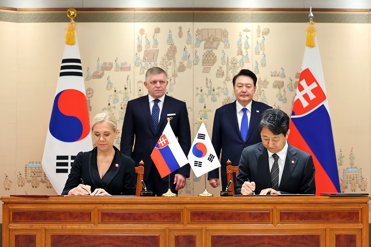 President Yoon Suk Yeol (right in back row) and Slovakian President Robert Fico (left in back row) on Sept. 30 watch Minister of Trade, Industry and Energy Ahn Dukgeun (sitting on right) and Slovakian Deputy Prime Minister and Minister of Economy Denisa Sakova sign memorandums of understanding on a trade and investment promotion framework and comprehensive energy cooperation at the Office of the President in Seoul.