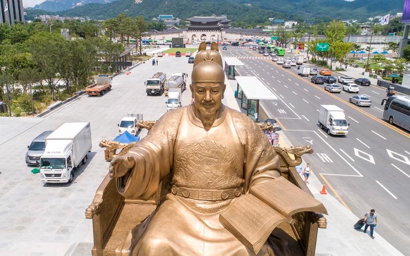 This is the statue of King Sejong the Great, who invented Hangeul (Korean alphabet), at Gwanghwamun Square in Seoul's Jongno-gu District. (Yonhap News)