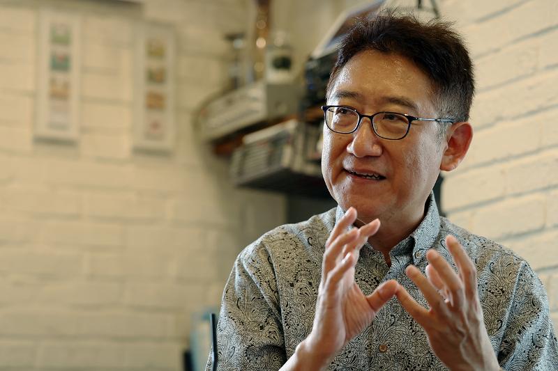 Yong Shu Hoong, director of the Singapore Writers Festival, on Sept. 9 talks about boosting literary cooperation with Korea at a cafe in Seoul's Jongno-gu District. (Lee Jun Young)  