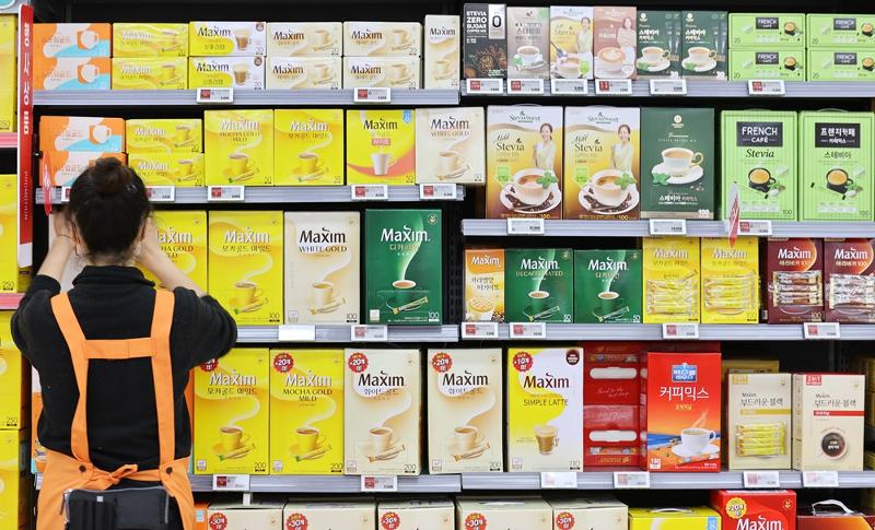 The Ministry of Agriculture, Food and Rural Affairs on Sept. 9 said exports of coffee products this year from January through last month reached USD 222.1 million, up 3.4% (USD 214.9 million) from the same period last year. Shown are coffee mixes at a hypermarket in Seoul. (Yonhap News) 