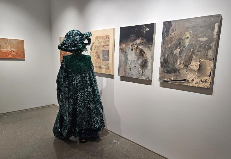 Nike Art Gallery owner and curator Nike Okundaye on Aug. 29 looks at works displayed at the Seosomun Main Branch of the Seoul Museum of Art in Seoul’s Jung-gu District. (Ministry of Culture, Sports and Tourism) 