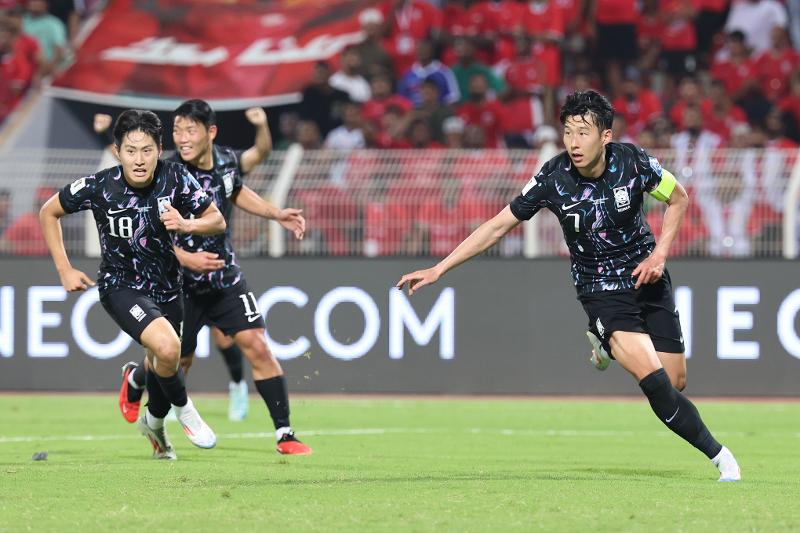The national soccer team on Sept. 10 beat Oman, 3-1, at Sultan Qaboos Sports Complex in Muscat, Oman, in their second Group B game in the third Asian qualifying round of the 2026 FIFA World Cup in North America. Shown is captain Son Heung-min (right) of England's Tottenham Hotspur celebrating after scoring. (Yonhap News)  