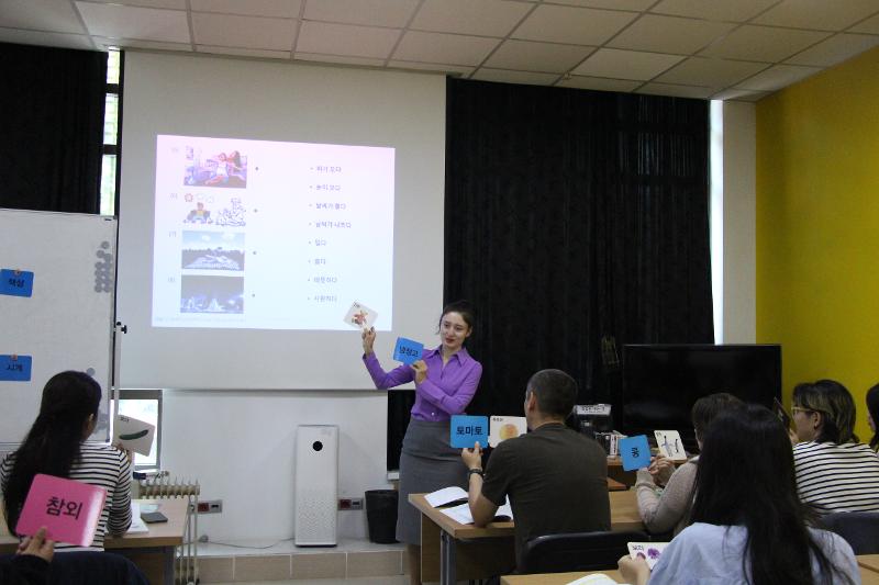Dilbar Baimaganbetova on Sept. 10 teaches the Korean language to students at the King Sejong Institute (KSI) in Kazakhstan. (KSI in Kazakhstan).