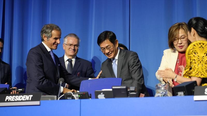 Ambassador to Austria Ham Sang Wook (center), who is also permanent representative to the international organizations in Vienna, and International Atomic Energy Agency (IAEA) Director General Rafael Mariano Grossi (left) on Sept. 16 greet each other at the IAEA General Assembly in the Austrian capital. (Ministry of Foreign Affairs)