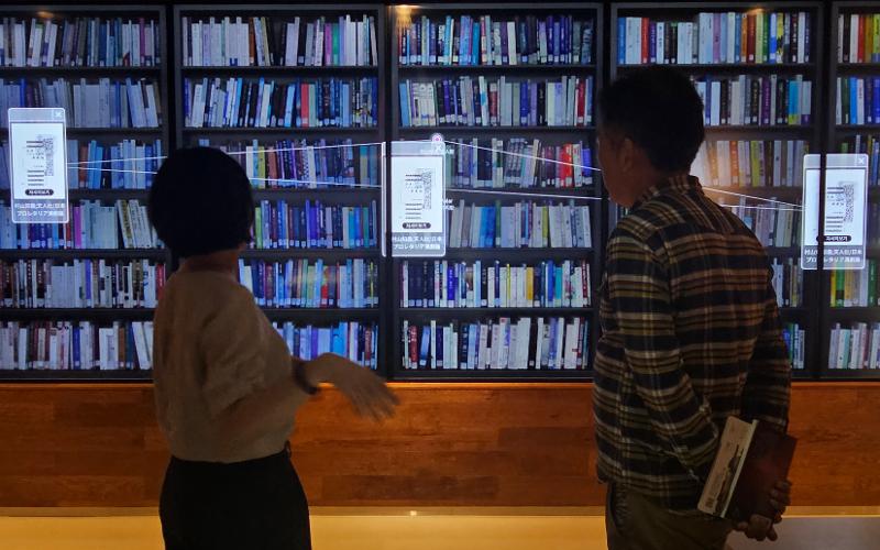 Yong Shu Hoong (right), director of the Singapore Writers Festival, on Sept. 10 is briefed on a digital archive system using artificial intelligence at the National Library of Korea in Seoul's Seocho-gu District. (Ministry of Culture, Sports and Tourism) 
