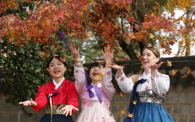 From next month through December, 580,000 tourists can receive discounts on transportation, accommodation and tour packages under the government's travel campaign 