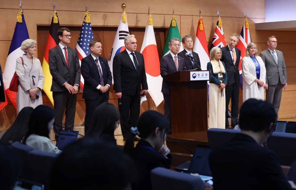 First Vice Minister of Foreign Affairs Kim Hong Kyun on the afternoon of Oct. 16 at the annex of Government Complex-Seoul makes an announcement on sanctions on North Korea. (Yonhap News)  