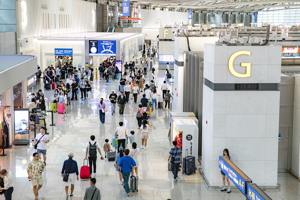 Incheon International Airport in the third quarter saw its highest number of passengers since its opening in 2001. Shown is the departure hall at the airport's Terminal 1 on Sept. 13. (Incheon International Airport Corp.)  