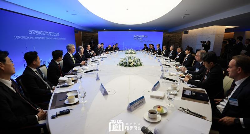 The Ministry of Trade, Industry and Energy on Oct. 2 said foreign direct investment pledged this year through the first three quarters hit a record USD 251.8 billion, up 5.2% year on year. Shown is President Yoon Suk Yeol on Feb. 14 hosting a luncheon for foreign-invested companies. (Office of the President)  
