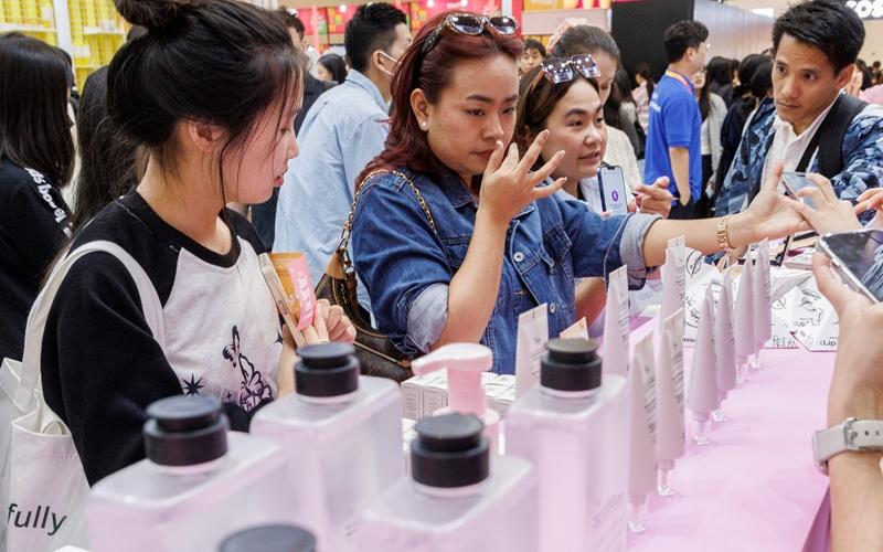 Cosmetics exports in this year's first three quarters hit a record-high USD 7.4 billion. Shown are visitors on Oct. 1 sampling cosmetics during Seoul Beauty Week at Dongdaemun Design Plaza in Seoul's Dongdaemun-gu District. (Yonhap News)