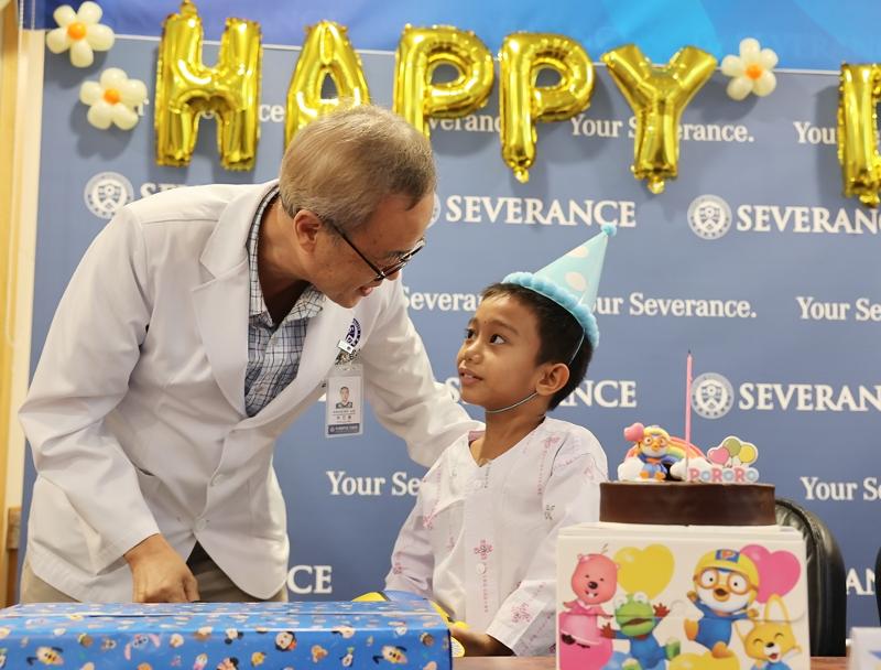 Philippine patient Kim Abibg Rosello (right), 7, on July 16 takes a photo with a medical staff member at Severance Hospital in Seoul's Seodaemun-gu District after receiving successful treatment for a congenital heart condition. (Severance Ho
