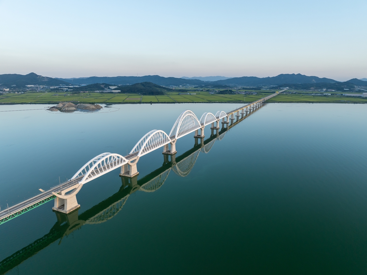 The Ministry of Land, Infrastructure and Transport has completed the 5.9 km-long Asan Overpass, the country's longest and largest arch bridge at 625 m long and 44 m high, that connects Pyeongtaek, Gyeonggi-do Province, and Asan, Chungcheongnam-do Province. (Ministry of Land, Infrastructure and Transport)