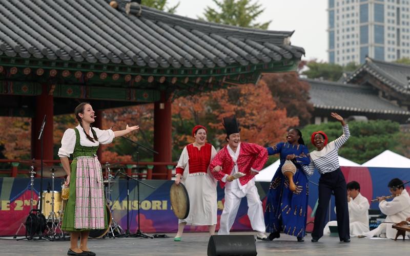 Foreign pansori performers on Nov. 1 perform the one-act traditional opera 