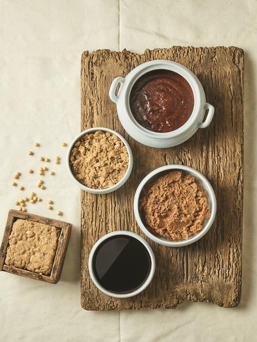 UNESCO on Nov. 5 said its evaluation body has recommended for inscription as Intangible Cultural Heritage the culture of making jang, or fermented sauces and pastes). Shown at the top is gochujang (spicy chili pepper paste), cheonggukjang (third from bottom), or soybean paste fermented for a couple of days, doenjang (second from bottom), or soybean paste fermented for a few months, and soy sauce (bottom). (Korean Food Promotion Institute)