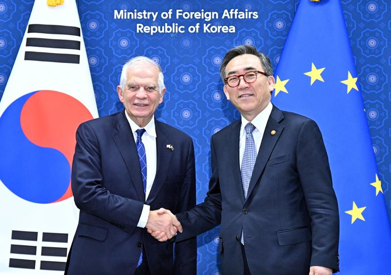  Minister of Foreign Affairs Cho Tae-yul (right) and the European Union's top diplomat Josep Borrell on Oct. 4 shake hands at their bilateral strategic dialogue held at the ministry compound in Seoul. (Ministry of Foreign Affairs)   