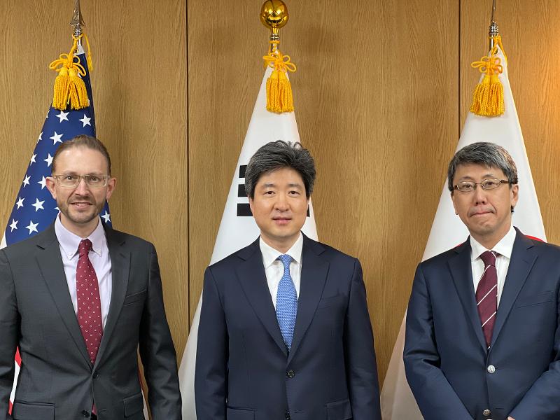 Yi Wonwoo (center), deputy director-general of the North American Affairs Bureau at the Ministry of Foreign Affairs, Robert Koepcke (left), U.S. deputy assistant secretary of state for Japan, Korea and Mongolia, and Akihiro Okochi, deputy director-general for Asian and Oceanian affairs at Japan's Ministry of Foreign Affairs, on Nov. 20 pose for a photo at the launching meeting for the Trilateral Secretariat office in Seoul. (Ministry of Foreign Affairs)