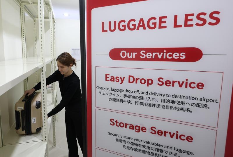 The Ministry of Land, Infrastructure and Transport and Incheon International Airport Corp. on Nov. 28 expanded Easy Drop, a baggage check-in service for departing foreign travelers, to cover the Myeong-dong neighborhood of Seoul. (Yonhap News)