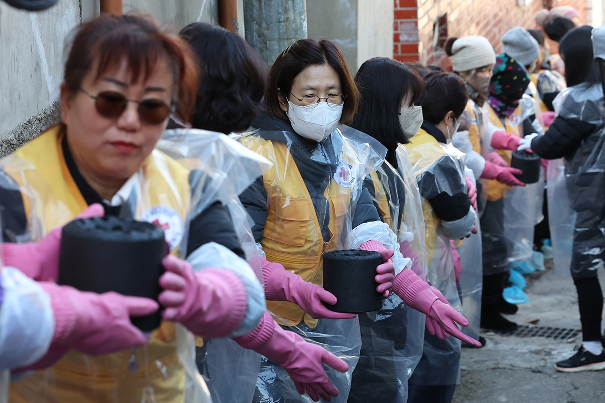 Korean Red Cross volunteers and Korea Zinc employees on the afternoon of Dec. 3 deliver coal briquettes to underprivileged people as part of the annual charity event 