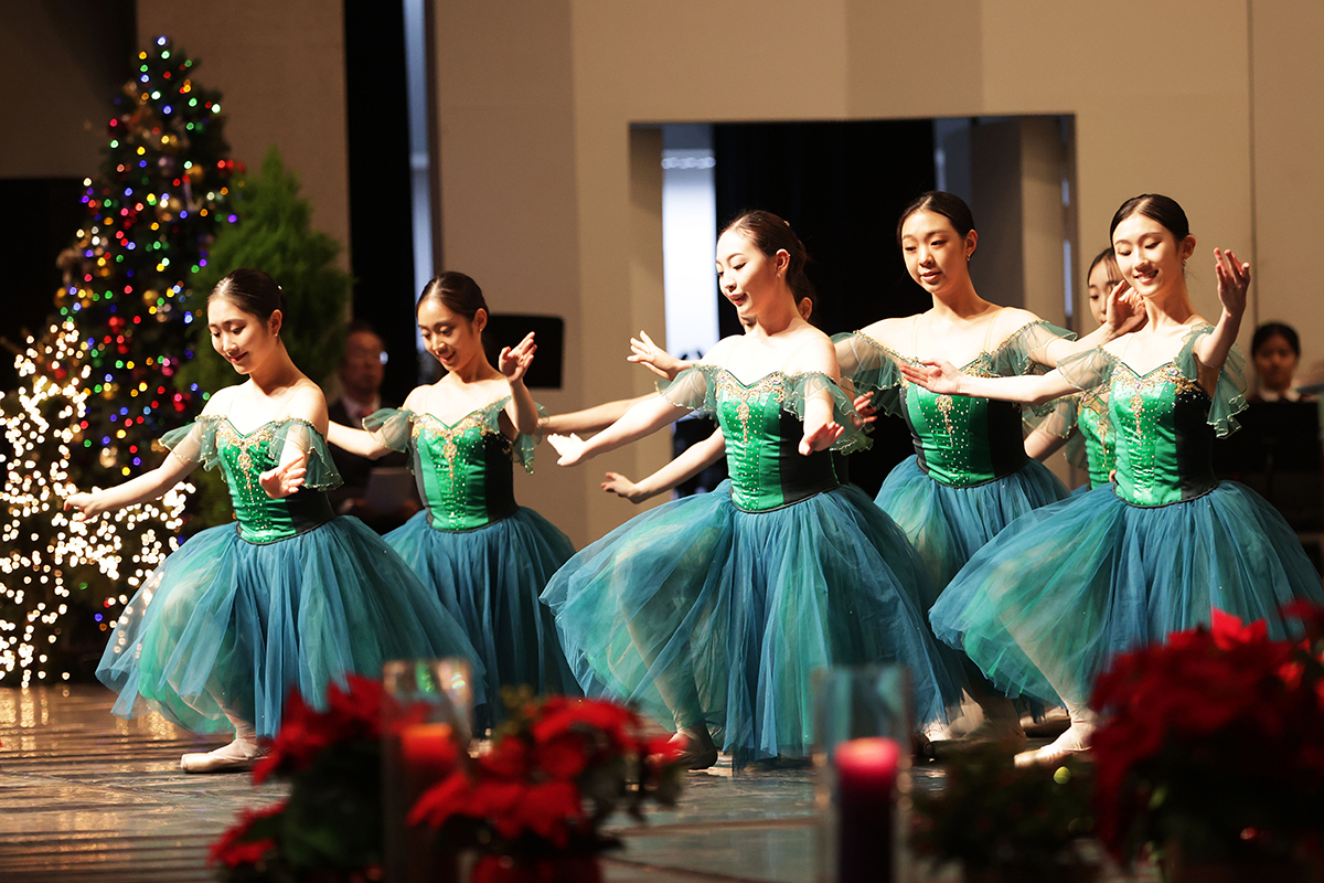 Dance and ballet majors at Ewha Womans University on the afternoon of Dec. 5 perform a ballet piece at the annual Ewha Family Christmas Service held at the school's Welch-Ryang Auditorium in Seoul's Seodaemun-gu District.