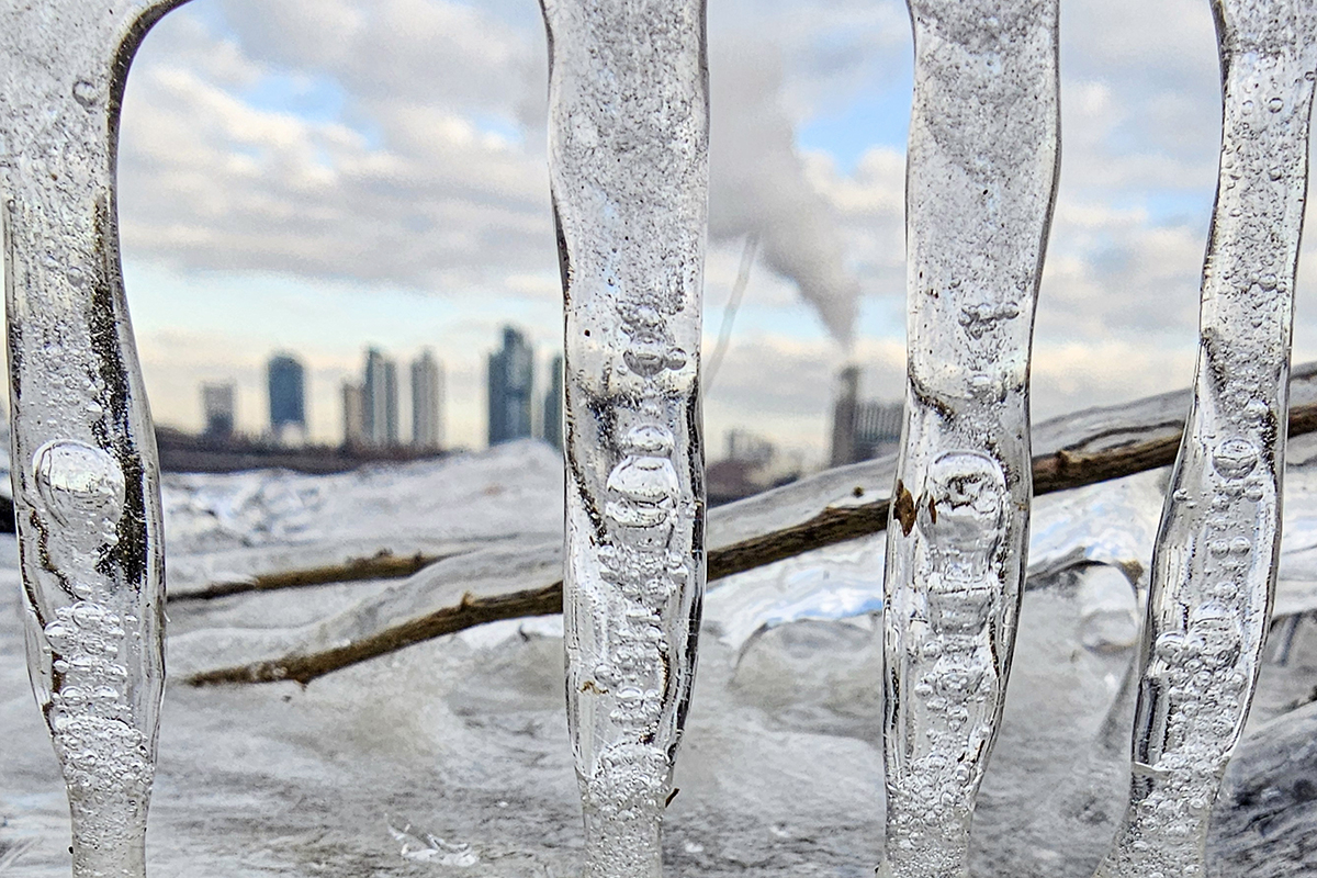 With the daily low falling to minus 7.8 Celsius degrees, icicles around the Hangang River on Dec. 23 decorate the Yeouido-dong neighborhood of Seoul's Yeongdeungpo-gu District.