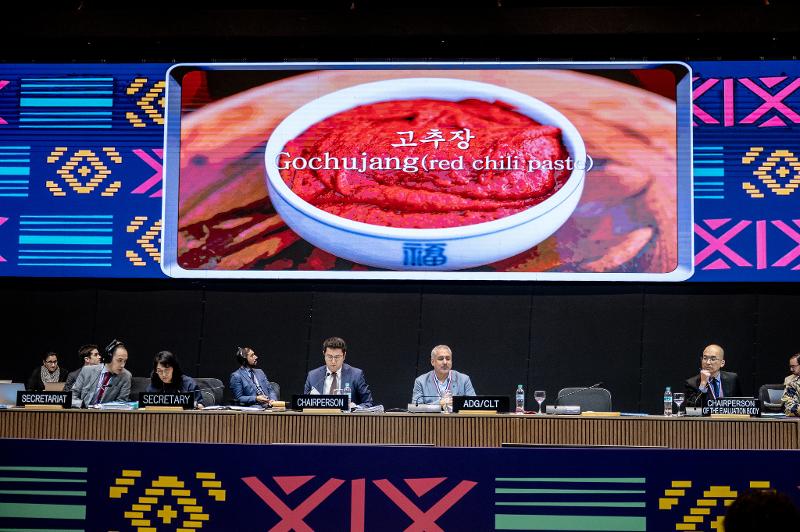 The UNESCO Intergovernmental Committee for the Safeguarding of Intangible Cultural Heritage on Dec. 3 decides to designate Korea's culture of making jang, or sauces and pastes made from fermented soybeans, as UNESCO Intangible Cultural Heritage of Humanity at the committee's meeting in Asuncion, Paraguay. (UNESCO's official Flickr account)