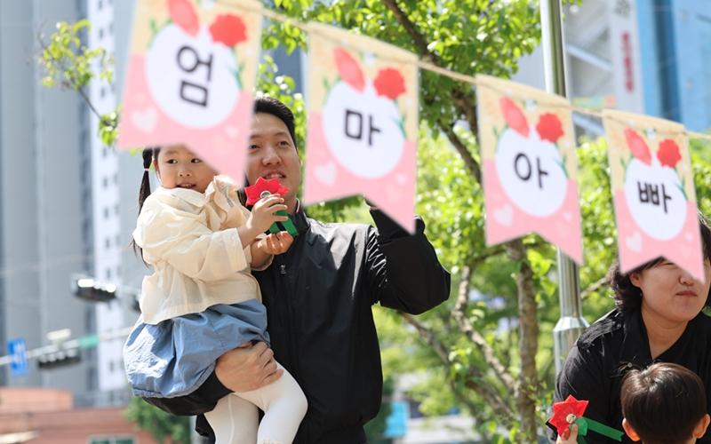 The maternity leave allowance from next year will rise to a maximum of KRW 2.5 million per month. (Yonhap News)  