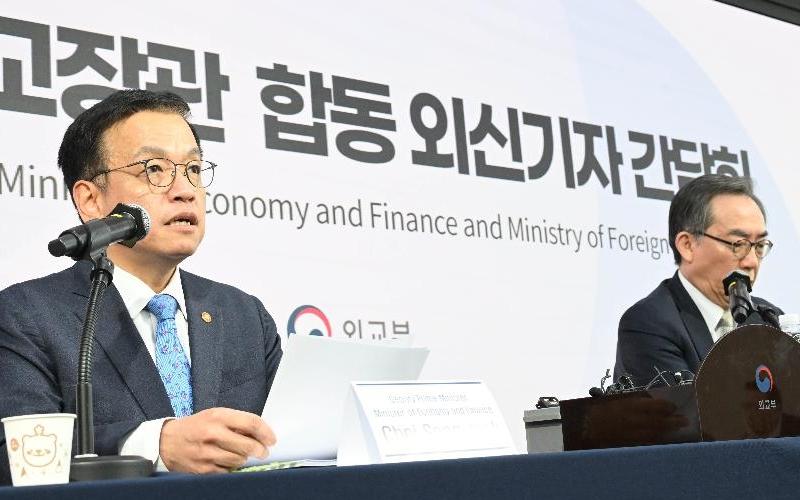Deputy Prime Minister and Minister of Economy and Finance Choi Sang Mok (left) on Dec. 18 speaks at a joint news conference with Minister of Foreign Affairs Cho Tae-yul (right) at KOCIS Center in Seoul's Jung-gu District. (Ministry of Economy and Finance)  