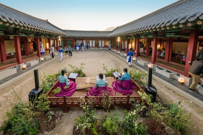 The number of visitors to the royal palaces and tombs of the Joseon Dynasty this year set a record high of 14.89 million. Shown is a scene from the Gyeongbokgung Palace Starlight Tour in Seoul's Jongno-gu District. (Royal Palaces and Tombs Center of Korea Heritage Service)  