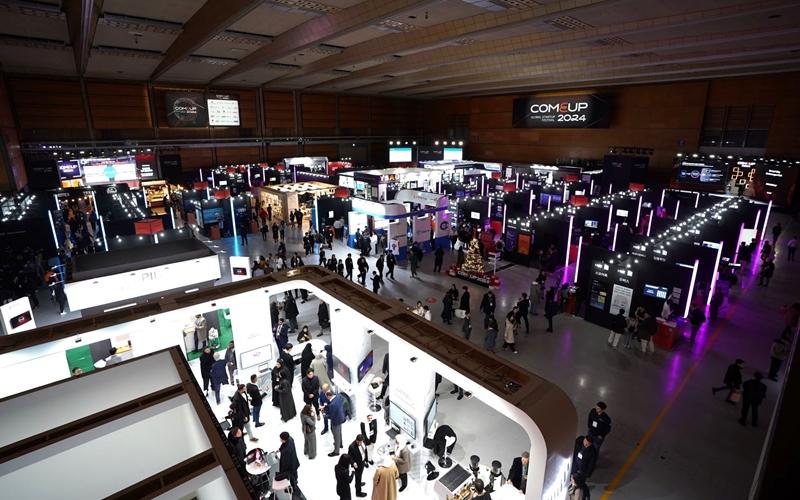 The central and local governments next year will provide a combined KRW 3.29 trillion in funding for startups. Shown is a scene on Dec. 12 from the global startup festival Come Up at COEX Mall in Seoul's Gangnam-gu District. (Korea Startup Forum)