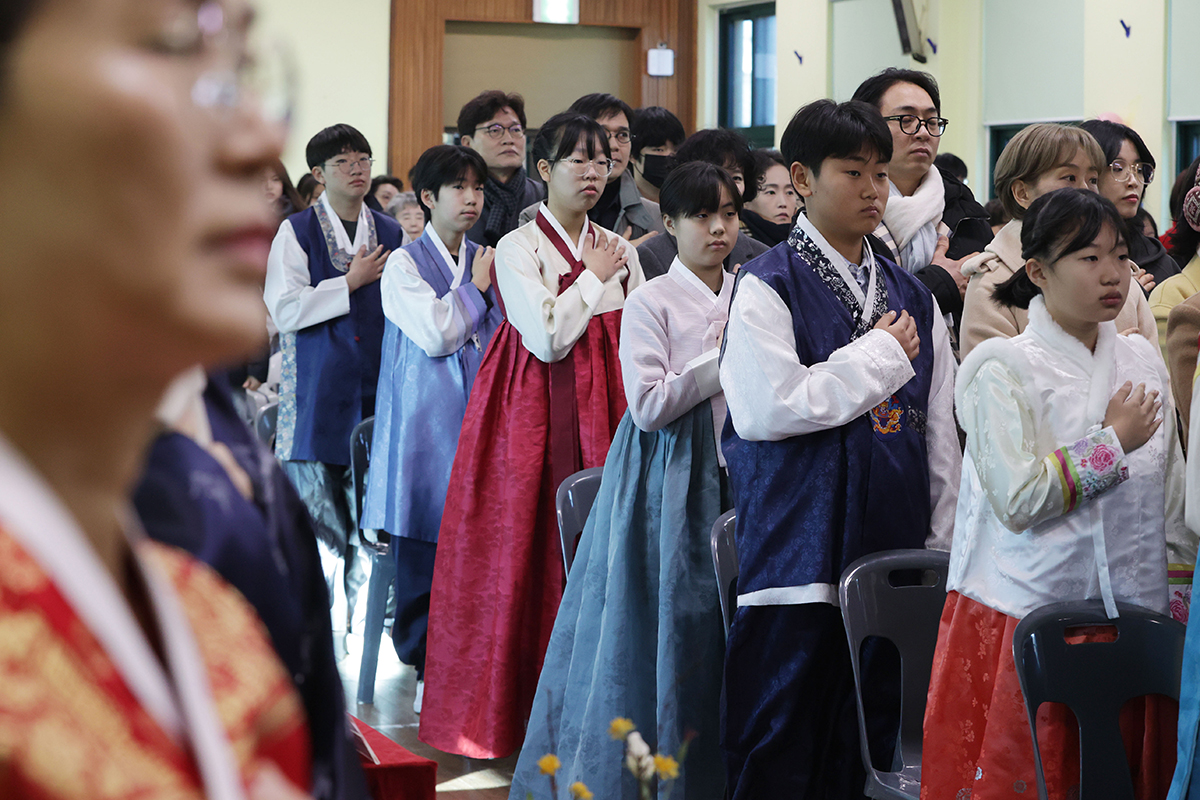 Sixth graders at Seoul Jaedong Elementary School on the morning of Jan. 10 give the pledge of allegiance at their graduation ceremony in the city's Jongno-gu District. 