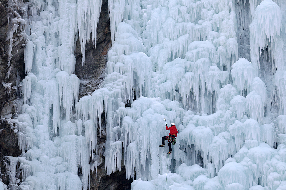 A Taiwanese amateur hiker on the morning of Jan. 21 scales an artificial ice wall at Pandae Ice Park in Jijeong-myeon Township of Wonju, Gangwon-do Province. 