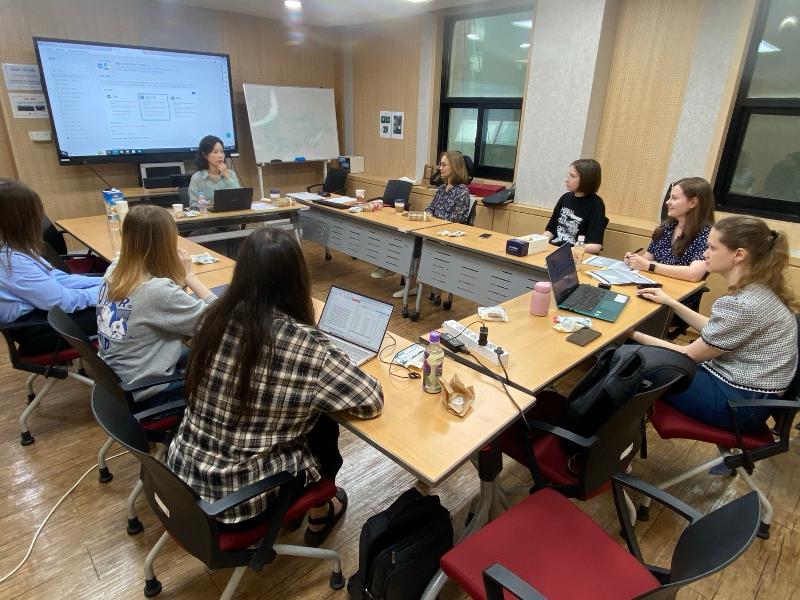 Students from Russian-speaking countries on May 30 attend a class on basic translation of literature offered by the translation academy of the Literature Translation Institute of Korea (LTI). (LTI)  