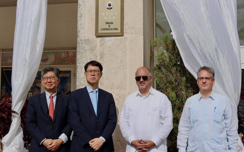 Korean and Cuban officials on Jan. 17 pose for photos at the opening ceremony of the Korean Embassy in Cuba's capital of Havana. From left are Lee Hoyul, minister at the Korean Embassy in Mexico; Lee Jooil, director-general of the Latin American and Caribbean Affairs Bureau at the Ministry of Foreign Affairs; Carlos Pereira, director-general of the General Division of Bilateral Affairs at the Cuban Ministry of Foreign Affairs; and Ariel Lorenzo, director for Asia and Oceania at the Cuban ministry. (Ministry of Foreign Affairs)  
