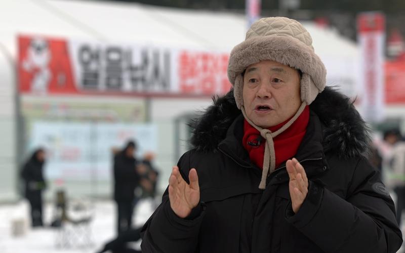 Hwacheon-gun County Mayor Choi Moon-soon held an interview with Korea.net on Jan. 14 at Hwacheon Sancheoneo (mountain trout) Ice Festival on Hwacheoncheon Stream in Hwacheon-gun County, Gangwon-do Province.  