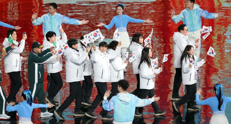 The national team on Feb. 14 enters the closing ceremony of the Winter Asian Games in Harbin, China at the Harbin International Conference, Exhibition and Sports Center. 