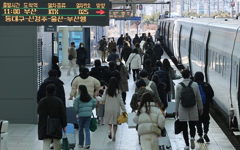 The Ministry of Land, Infrastructure and Transport and the Korea Railroad Corp. on Feb. 27 said the latter's integrated travel platform Korail MaaS (Mobility as a Service) reached more than 5.78 million uses just six months after its launch in June last year. Shown are passengers on Jan. 20, 2023, heading to board their train at Seoul Station. (Yonhap News)  