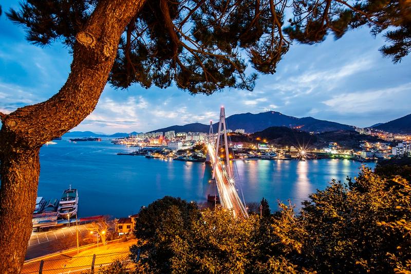 The Ministry of Culture, Sports and Tourism and the Korea Tourism Organization are promoting their Spring Travel Campaign packed with discounts to promote domestic travel. Shown is Yeosu, Jeollanam-do Province, one of the country's 10 cities specializing in night tourism. (iclickart) *[Unauthorized reproduction and redistribution of the above photo is strictly prohibited under copyright laws and regulations.] 