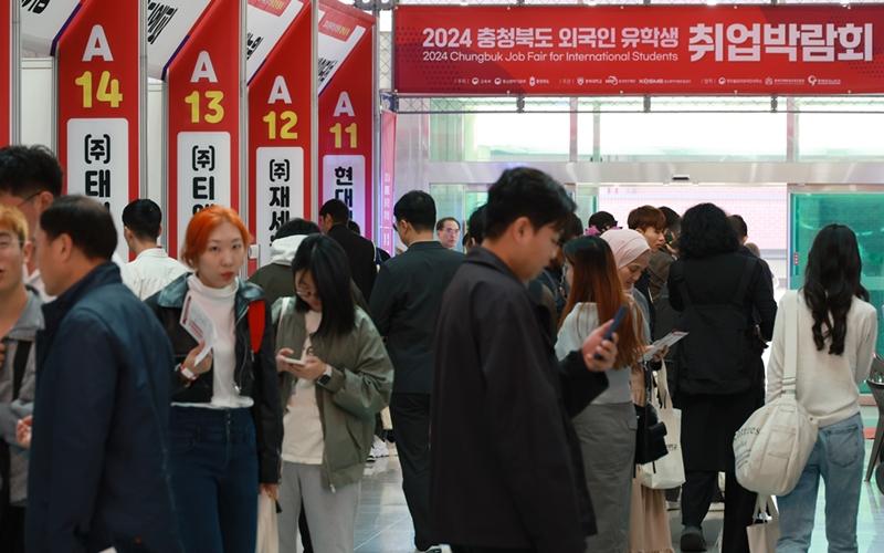 Chungbuk Hakdang (Academy) in Vietnam seeks to attract international students to Chungcheongbuk-do Province. Shown is a scene from last year's Chungbuk Job Fair for International Students on Oct. 31, 2024. (Chungcheongbuk-do Province)  