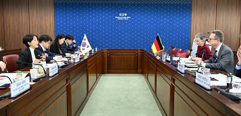 Eui-hae Cecilia Chung (far left), special representative for the Indo-Pacific region of the Ministry of Foreign Affairs, and Frank Hartmann (far right), director general for Asia and the Pacific at the German Federal Foreign Office, on March 10 speak at the inaugural Korea-Germany Indo-Pacific Dialogue at the ministry in Seoul. (Ministry of Foreign Affairs) 