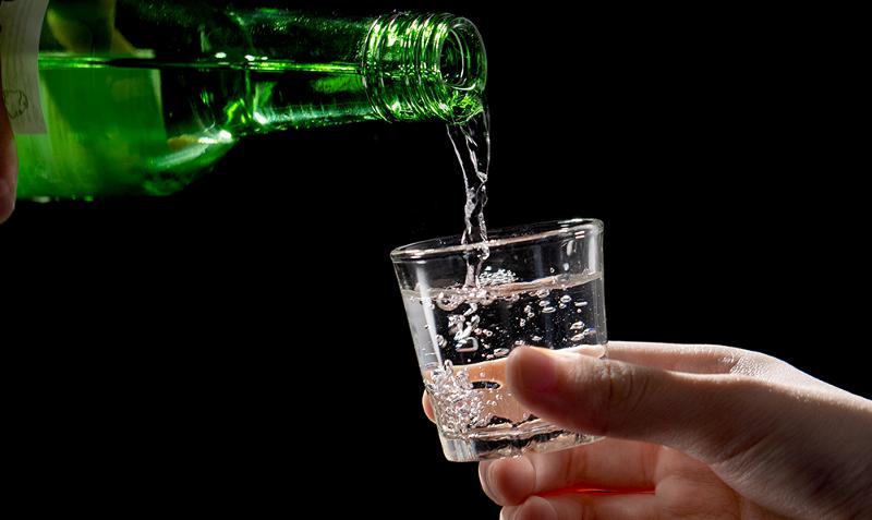 The Korea Customs Service on March 14 said exports of soju (clear liquor) last year rose 3.9% from 2023 to eclipse USD 200 million for the first time. (Korea.net DB)  