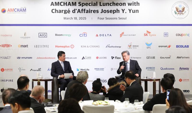 Joseph Yun (right), acting U.S. ambassador to Korea and charge d'affairs of the U.S. Embassy in Seoul, and AmCham Chairman James Kim on March 18 hold a discussion at a luncheon hosted by the American Chamber of Commerce in Korea at Four Seasons Hotel Seoul in the city's Jongno-gu District.  