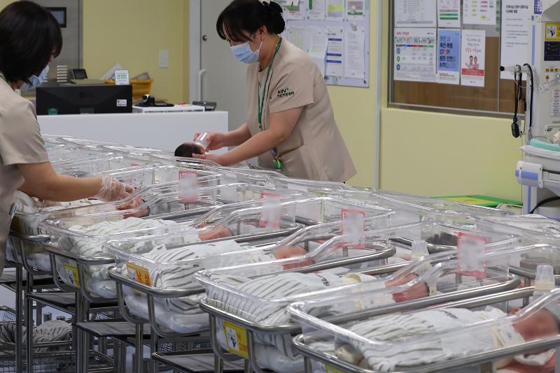 Staff on Feb. 26 take care of newborns at Ain Hospital in Incheon's Michuhol-gu District. (Yonhap News)