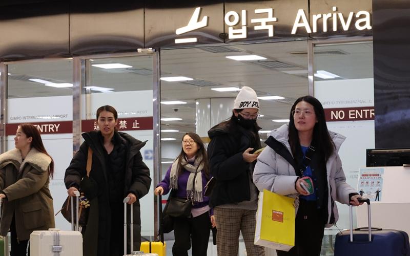 Chinese group tourists in the third quarter will temporarily enjoy visa-free entry to the country. Shown are such travelers on Dec. 27, 2024, after their arrival at Gimpo International Airport in Seoul. (Yonhap News)  