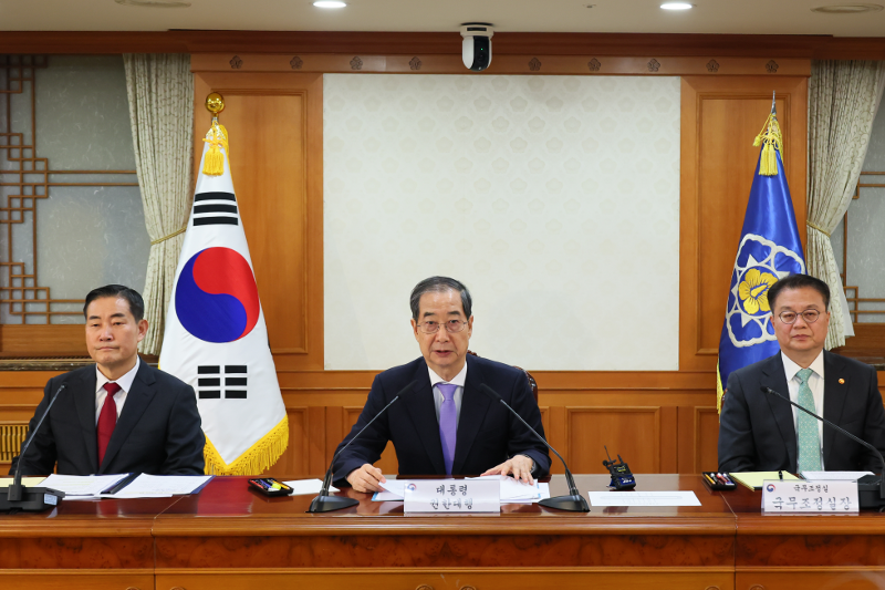 Acting President and Prime Minister Han Duck-soo (center) on March 24 chairs a meeting of the National Security Council at Government Complex-Seoul in Seoul's Jongno-gu District. (Prime Minister's Secretariat)