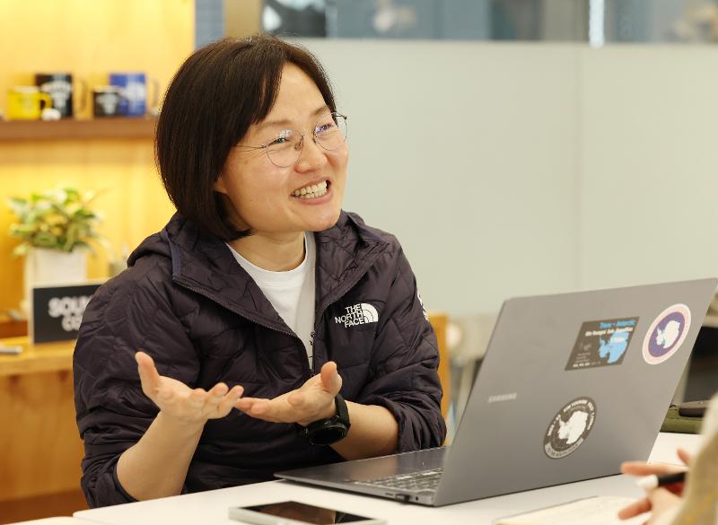 Kim Young-mi on March 19 speaks to Korea.net in an interview at the headquarters of the outdoor recreation brand North Face in Seoul's Jung-gu District. (Korea.net DB)