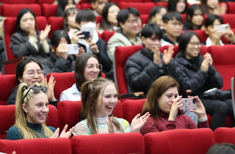 International students on Feb. 28 applaud while watching a taekwondo demonstration at a freshman orientation program at the auditorium of the Daeyeon campus of Pukyong National University in Busan's Nam-gu District. In the first semester this year, the school had 460 foreign students from 39 countries enroll including China, Vietnam, Myanmar and Japan. (Yonhap News)  