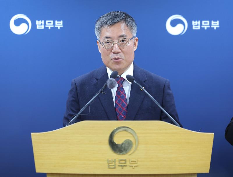 Acting Minister of Justice Kim Seok-woo on April 2 holds a news briefing on the launch of the 